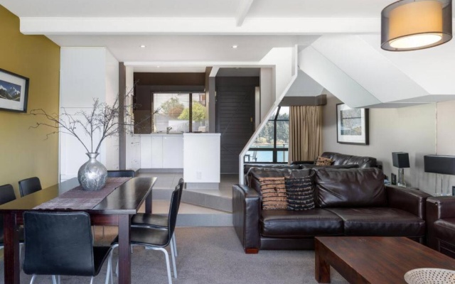 The Lodges 9 - Lake Front Views and Walk to Town – Guest Rooms – Queenstown