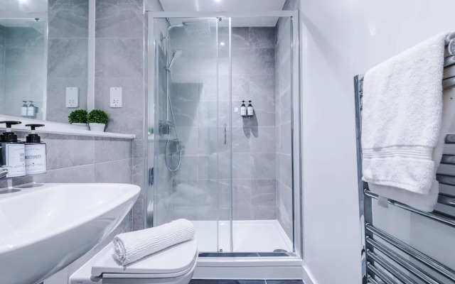 Impeccable 2-bed Apartment in Salford