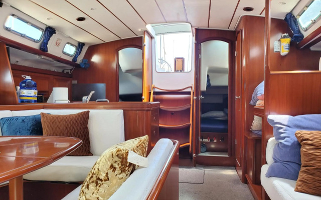 LUXURY YACHT STAY "White Dove" sleeps 6