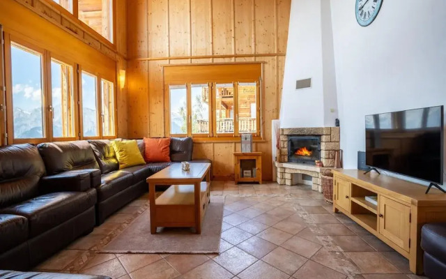 Spacious Chalet With Patio Facing Mountains