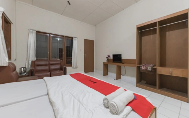 RedDoorz Plus @ Hotel Griya Astoeti