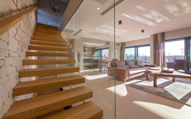Luxurious Villa in Porec With Jacuzzi