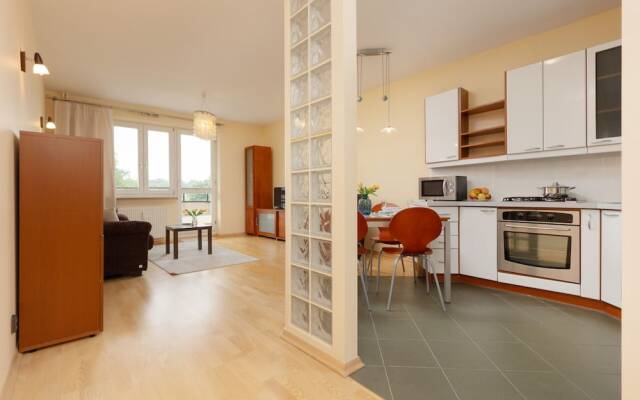Spacious Apartment Pruszkow by Renters