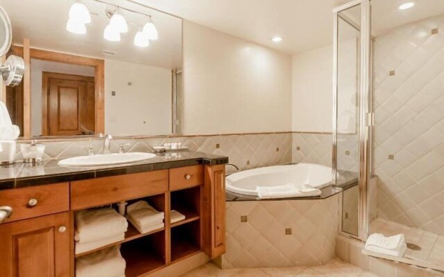 Vail Village Hotel Room With 2 Queens