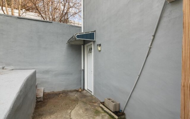 Modern 2br - Steps to Main St. & Parking Avail.