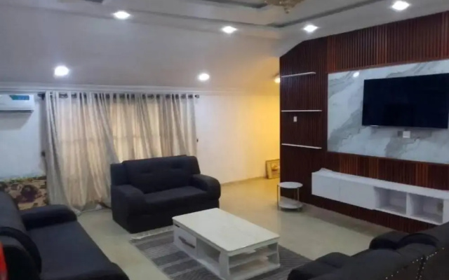 House - Sleeps 6 & Free Parking