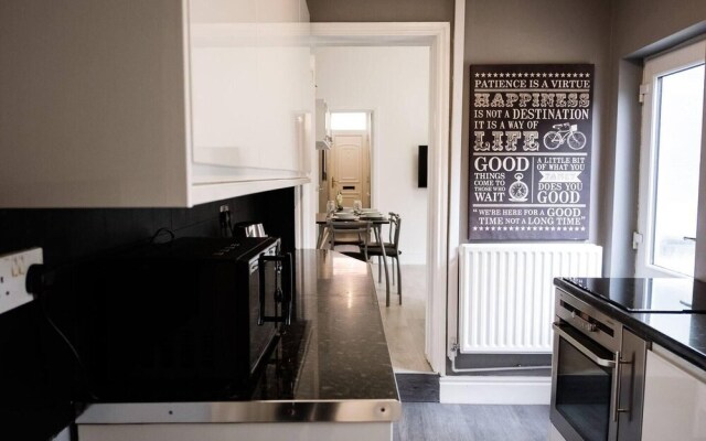 Stay Comfortable-close to City Centre-4 Bed House!