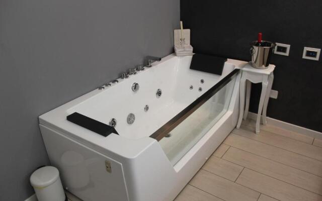 Jacuzzi apartament by parmacentro b&b