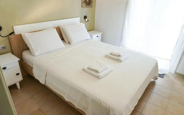 Delfini Villa, beachfront 2-bdrm maisonette