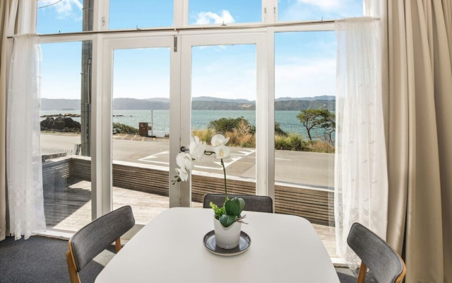 Pristine 2-bed waterfront, Karaka Bays