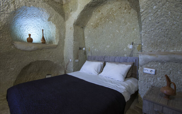 Bedrock Cave Hotel - Adults Only