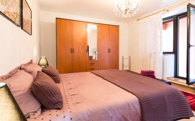 Five Bedroom Holiday House & Pool near Kanegra Beach