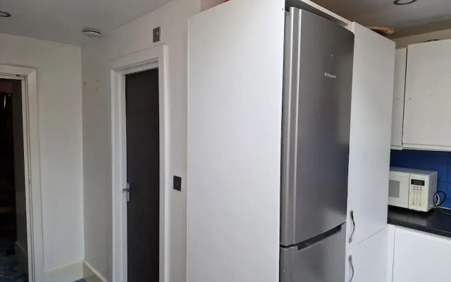 Cozy Dagenham Retreat - 2BR House