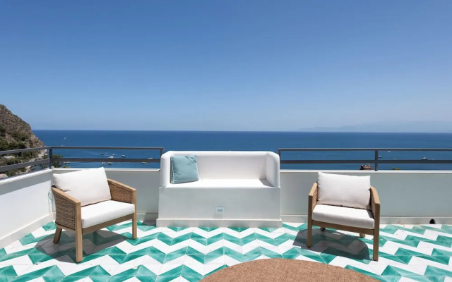 Sea Frame Design Apartments with Pool by Wonderful Italy