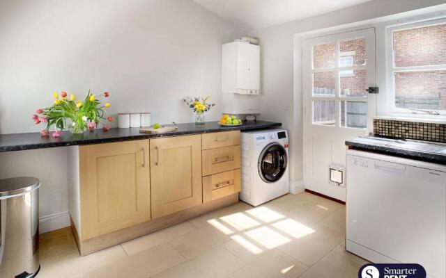 Ascot - Immaculate 2 bed House with parking