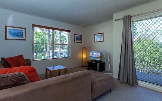 Apanie, 3/12 Kurrawa Close,