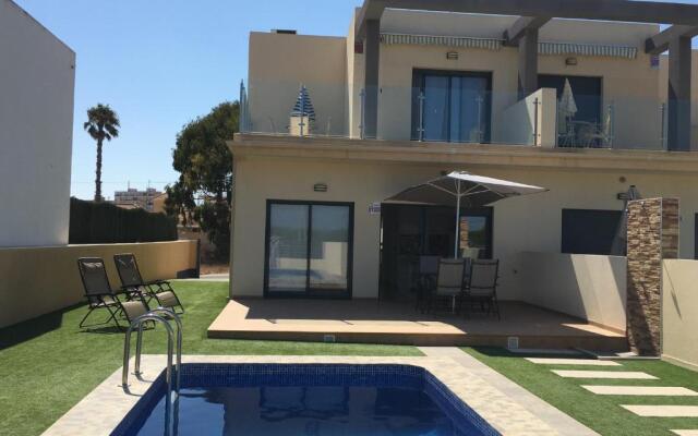 Adosado en 1ª linea del mar