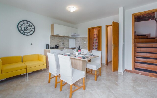 Beautiful Home in Tar With 2 Bedrooms and Wifi