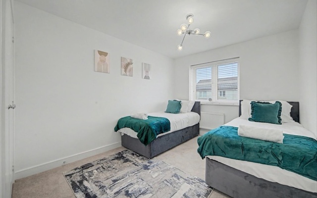 4-bed House, Sleeps 9 w/ Garden and Parking