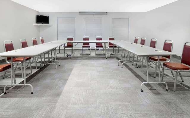 Super 8 by Wyndham Morden