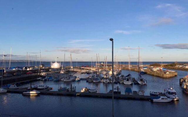 Harbour View & Beach 50m from doorstep!