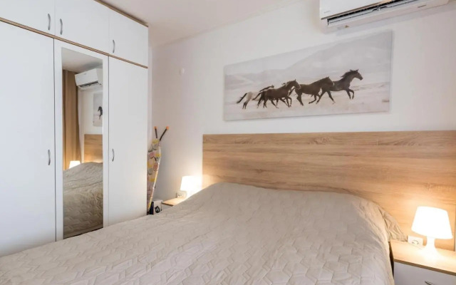Modern & Cozy 2BD Apartment with Mountain View