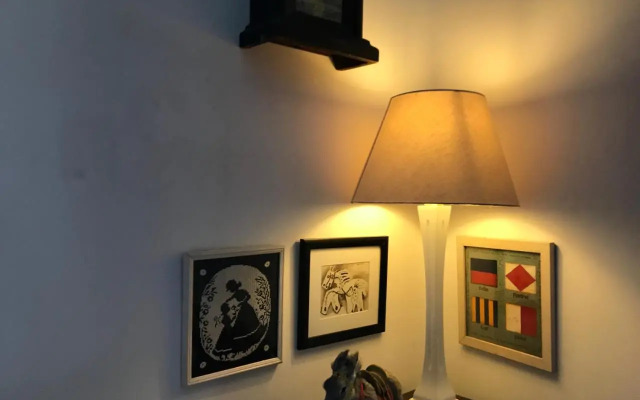 White & Grey House (39721/AL)