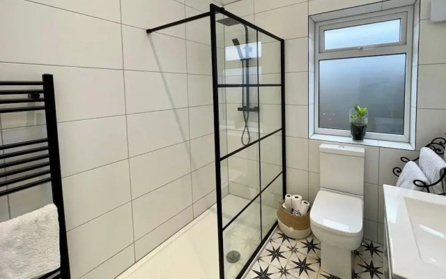 4 Bedroom House, Sleeps 8- Hot Tub, Pets, Parking