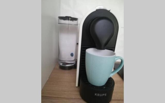 Studio renové en RDJ dans résidence de standing