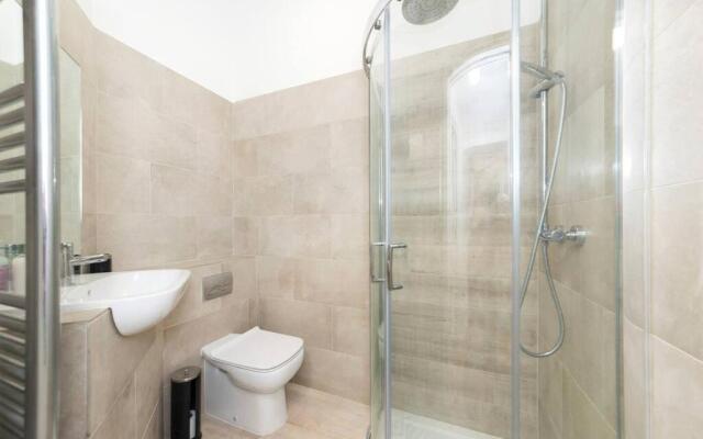 Spacious 1-BDR in central Reading w/ free parking