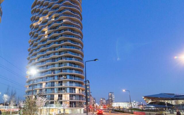 Royal Style Apartment - 5 Mins Walk to Excel London