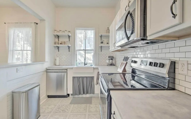 Charming 100-year-old Home < 1 Mi to Downtown