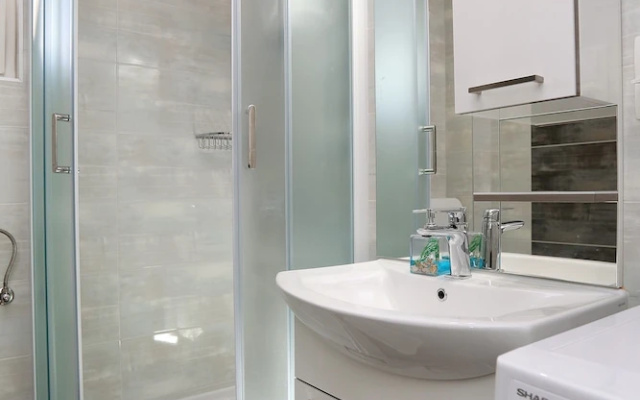 Lovely 2-bed Apartment in Okrug Gornji