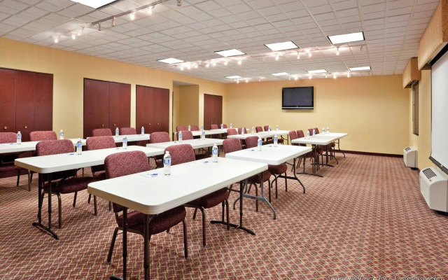 Holiday Inn Express & Suites Detroit - Farmington Hills by IHG