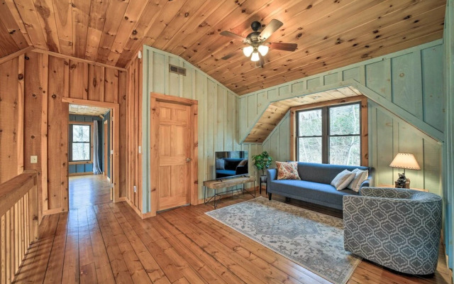 Decks & Mountain Views: Waynesville Getaway!