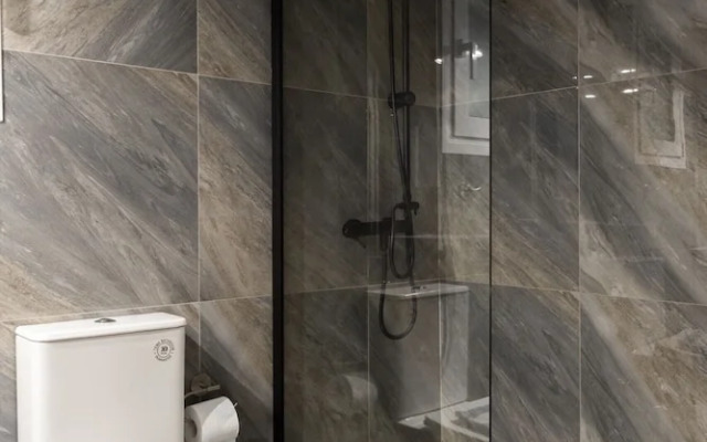 Fresh 2 Bdrm Apt in Koukaki