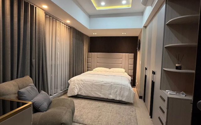 Room-executive Suites 4 Bedroom Condo Up