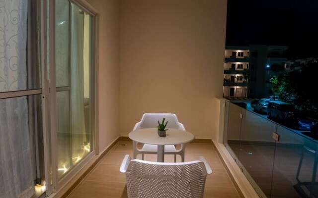 Luxury Apartment With Poll