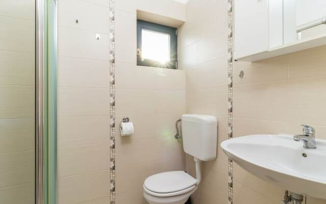 Apartment With Private Pool in Pula