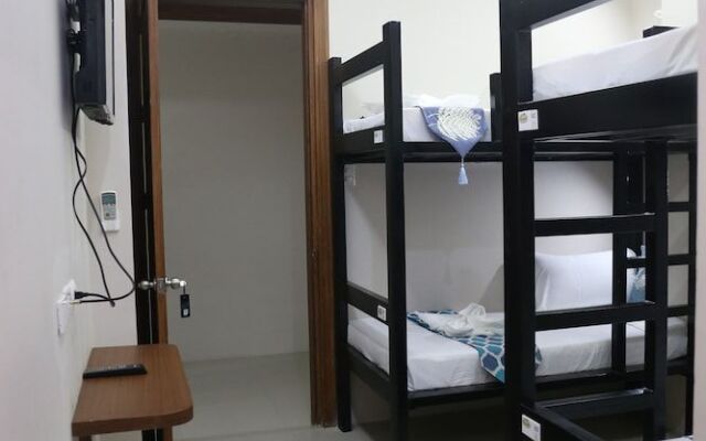 Coron Hostel Express - Adults Only