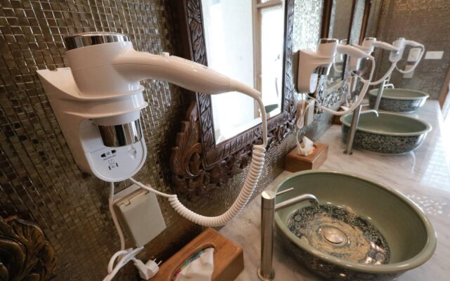 Mariya Lady Hostel At Suvarnabhumi Airport - Female Only