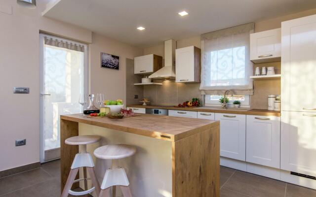 Lovely Villa in Debeljak with Heated Private Pool