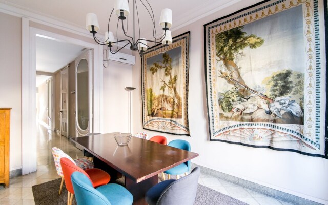 Plaza Universidad Apartments