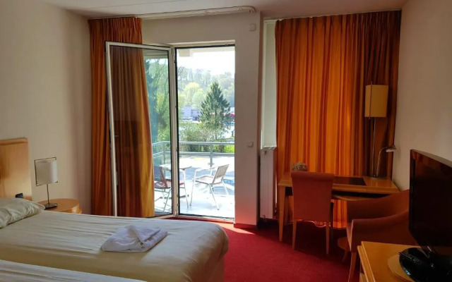 Hotel 2000