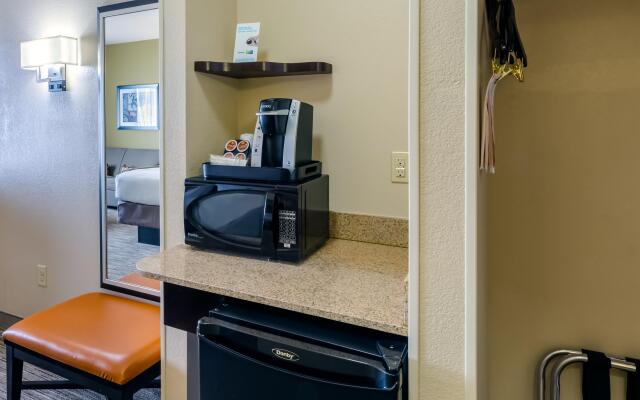 Holiday Inn Express Hotel & Suites DALLAS WEST, an IHG Hotel