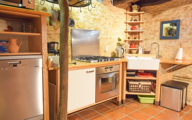 Spacious Villa in Puy-l'évêque With Swimming Pool