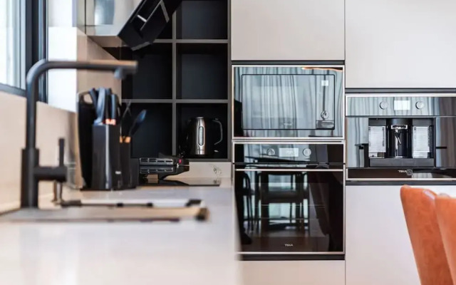 Villa Serenity Luxury Lakeside Manor