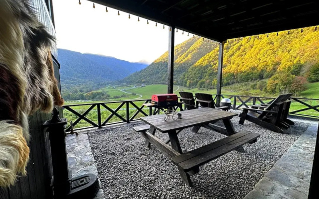 Runaway House - Qalaciq