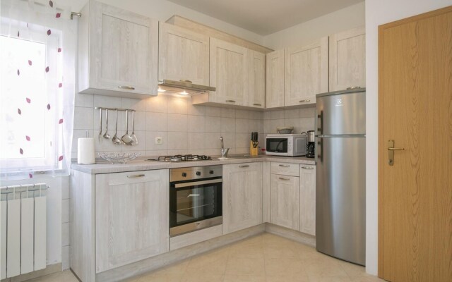 Amazing Home in Drenje With Wifi and 4 Bedrooms