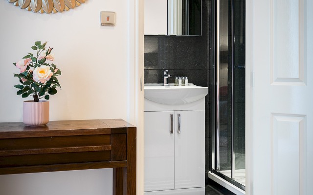 Designer 1-bedroom in Kensington